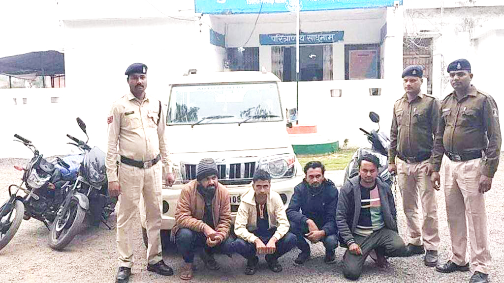 मारपीट कर हत्या, फिर हादसे का दिया रूप, 4 बंदी