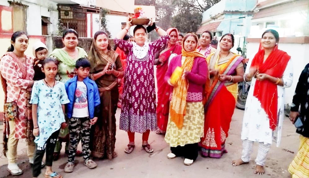 प्राण प्रतिष्ठा पर अक्षत और निमंत्रण पत्र का वितरण