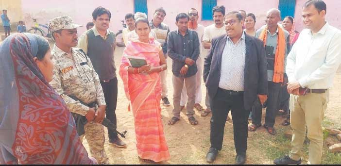 मतदान केन्द्रों का कलेक्टर ने लिया जायजा, स्कूल में मध्यान्ह भोजन का किया निरीक्षण मतदान केन्द्रों का कलेक्टर ने लिया जायजा, स्कूल में मध्यान्ह भोजन का किया निरीक्षण