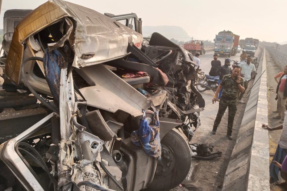 टै्रलर आपस में टकराई, एक मौत टै्रलर आपस में टकराई, एक मौत