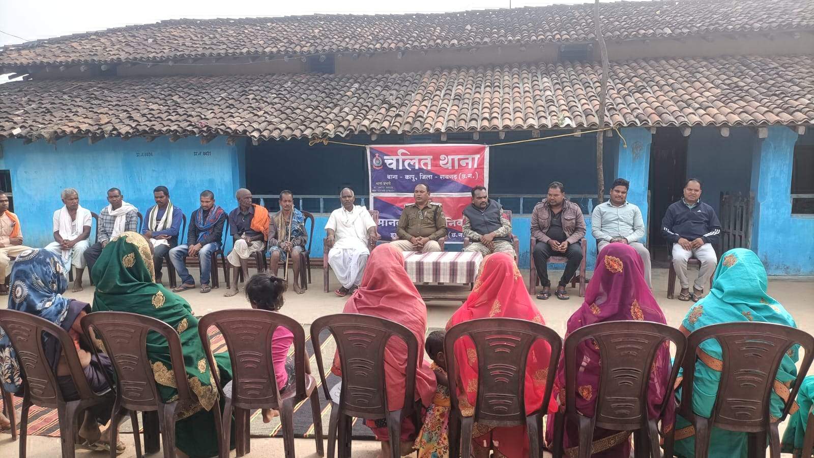 पुलिस ने चलित थाना लगाकर सुनी शिकायतें पुलिस ने चलित थाना लगाकर सुनी शिकायतें