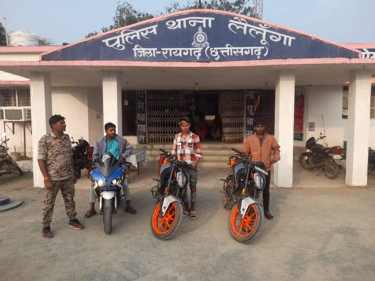 स्पीड बाइकर्स के कटे चालान, समझाइश देकर छोड़े स्पीड बाइकर्स के कटे चालान, समझाइश देकर छोड़े