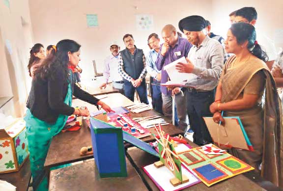 कबाड़ से जुगाड़-क्विज स्पर्धा, बच्चों ने लिया हिस्सा