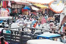 दुकानों के आगे अतिक्रमण, 38 फीट की सडक़ फिर 5