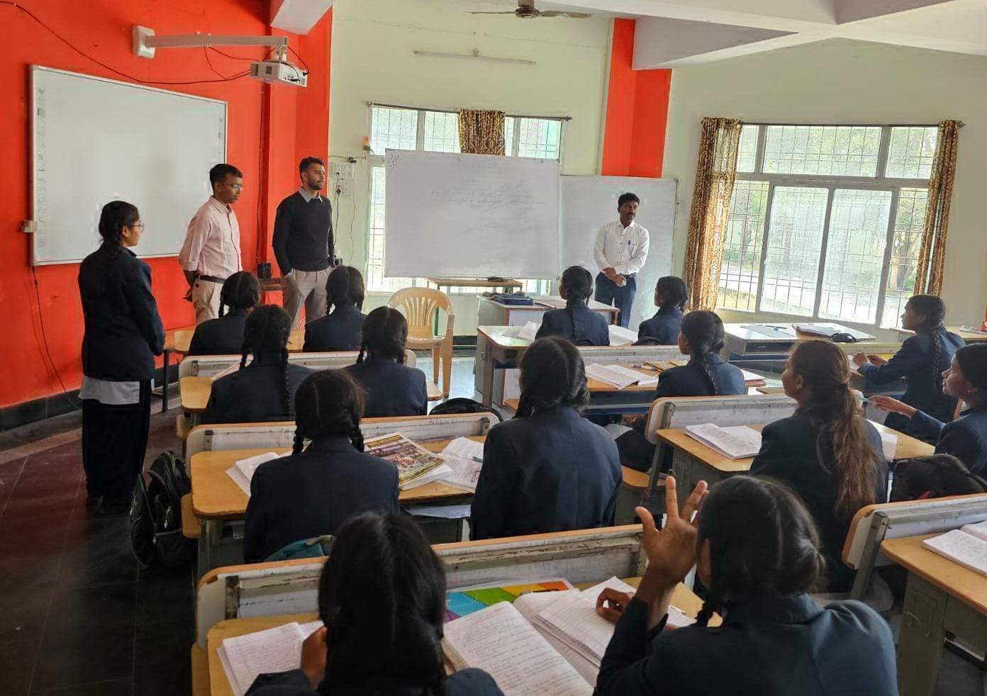 औसत छात्रों का स्तर सुधारने पर जोर