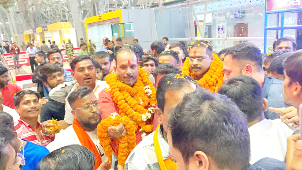 राष्ट्रीय अध्यक्ष बनने पर योगेश तिवारी का एयरपोर्ट पर स्वागत