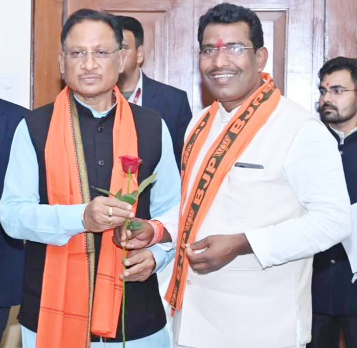 सीएम से मिले राजिम विधायक, धान खरीदी की तिथि बढ़ाने मांग सीएम से मिले राजिम विधायक, धान खरीदी की तिथि बढ़ाने मांग