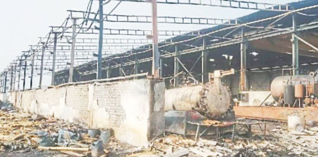 बांस उद्योग में शॉर्ट सर्किट से आग, 10 करोड़ के नुकसान की आशंका