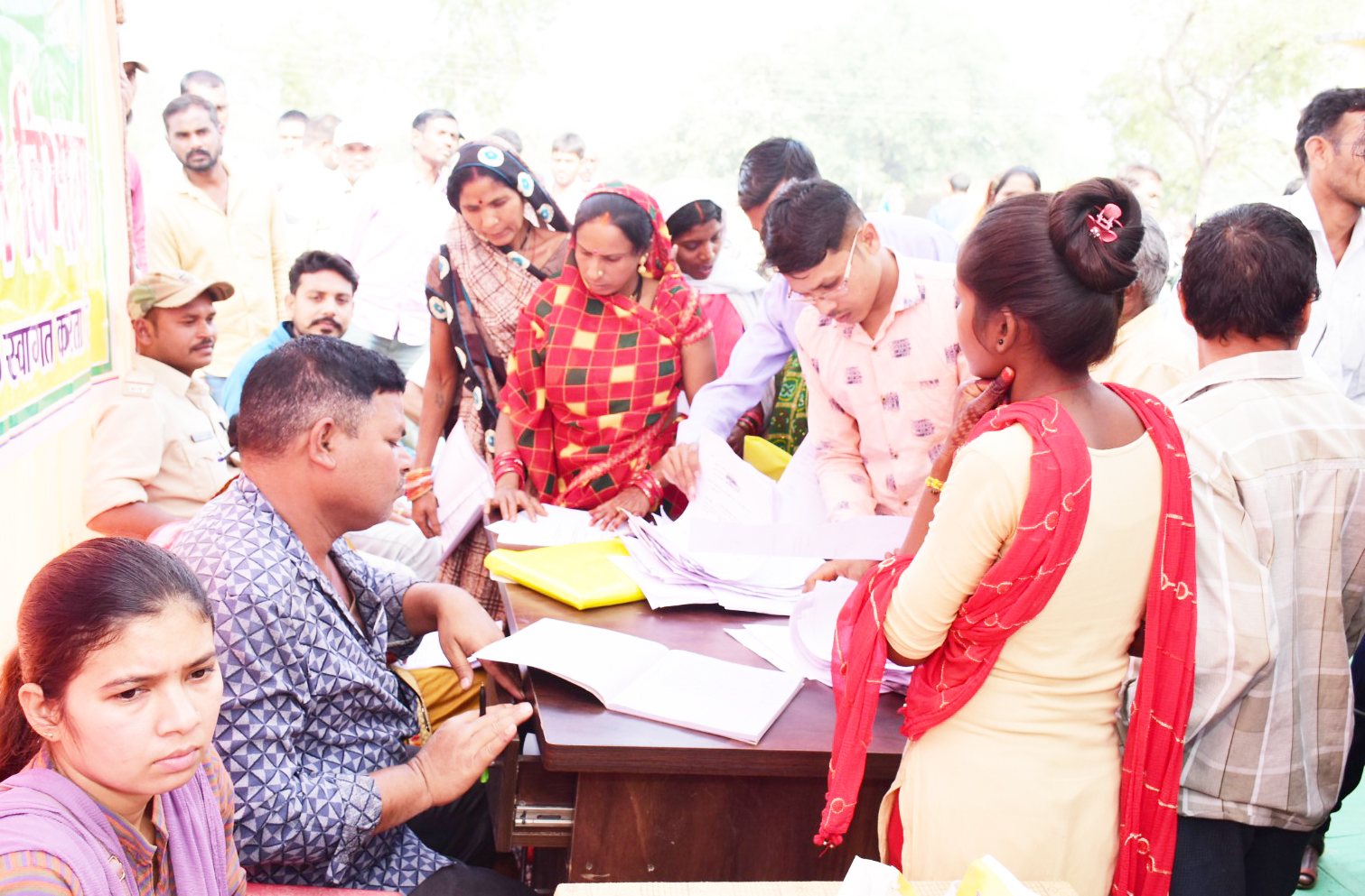 योजनाओं की जानकारी देने मोबाइल वैन पहुंची महाराजपुर