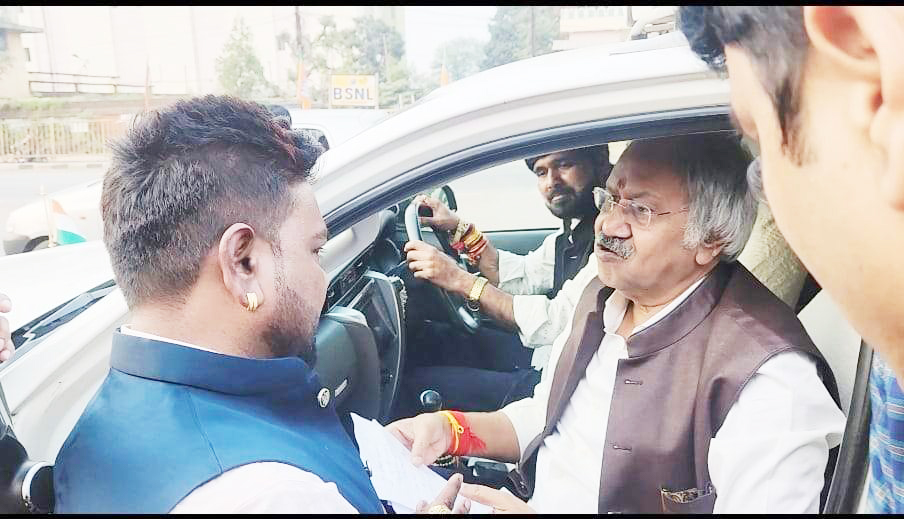 भाजयुमो जिला महामंत्री ने मंत्री को सौंपा ज्ञापन