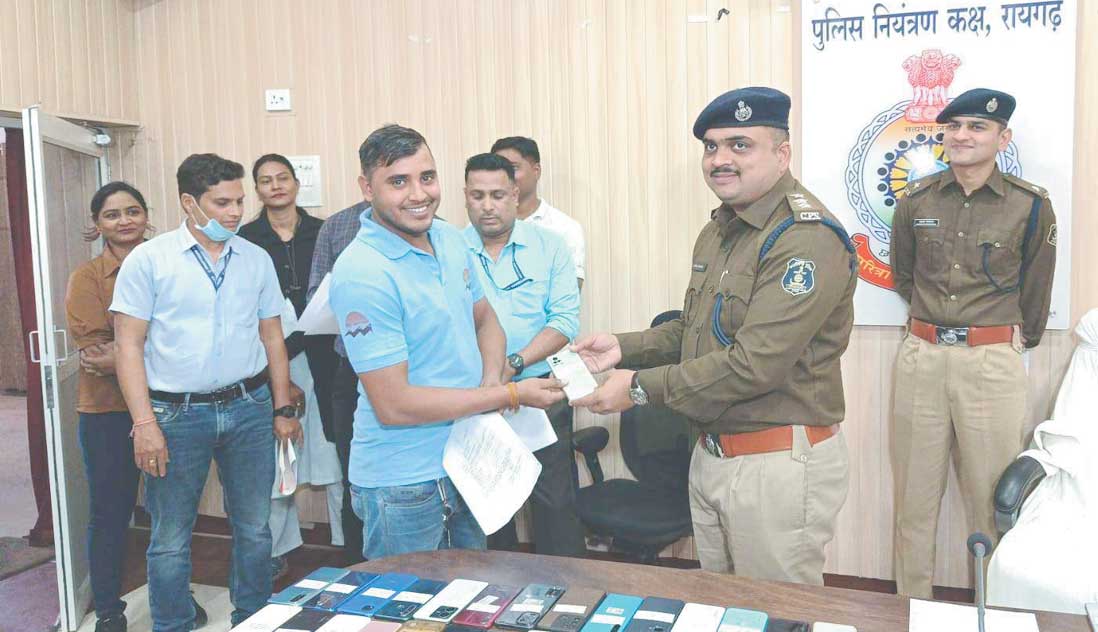 पुलिस ने 7 राज्यों से ढूंढे 121 मोबाइल पुलिस ने 7 राज्यों से ढूंढे 121 मोबाइल