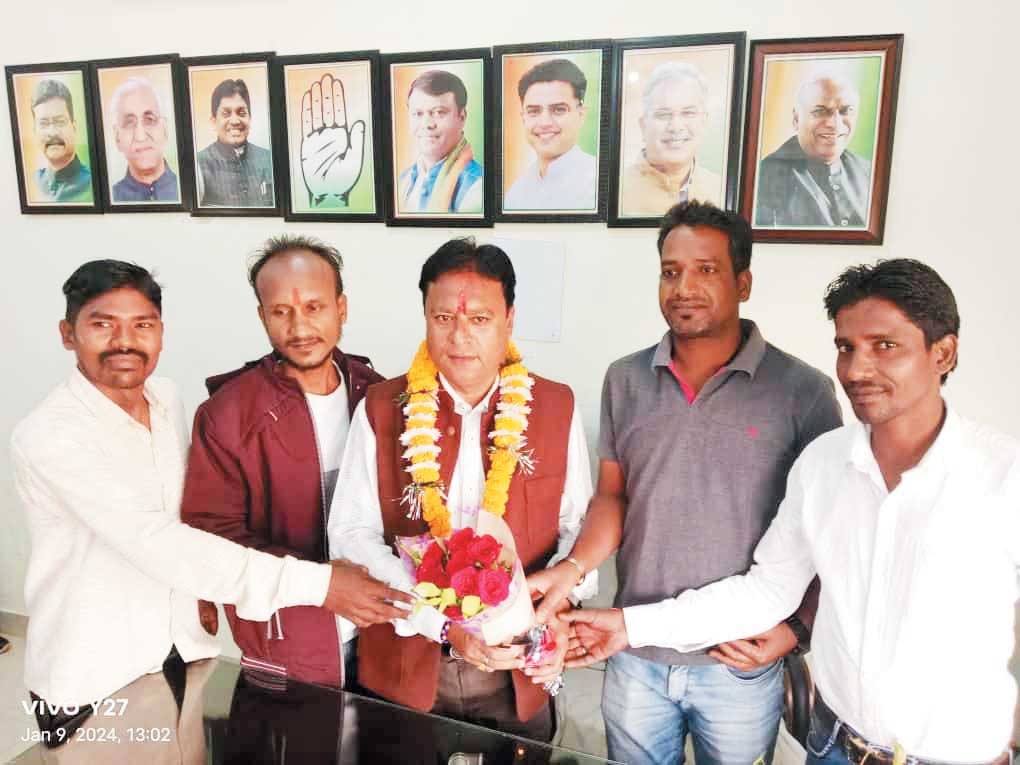 कांग्रेस जिलाध्यक्ष को जन्मदिन पर दी बधाई