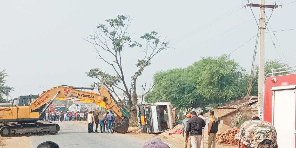 साइकिल को ठोकर मार टैंकर पलटा, घंटों जाम