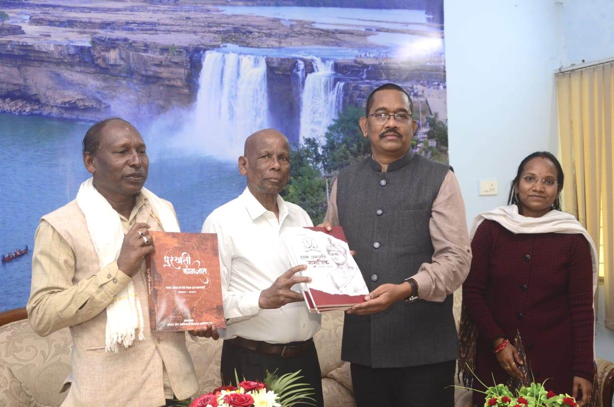 कमिश्नर ने समाज प्रमुखों को सौंपी पुरखती कागजात पुस्तक सहित सामाजिक ताना-बाना किताबें