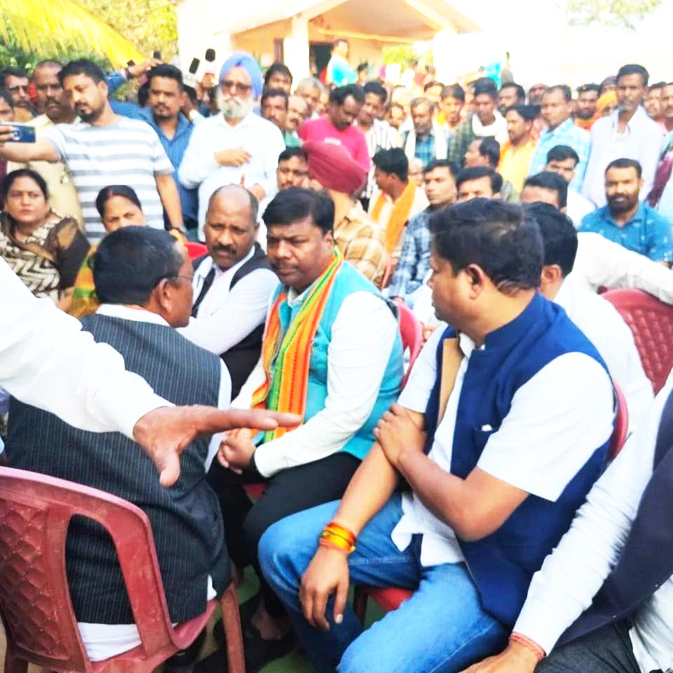 असीम राय के परिजनों से मिले केदार श्रद्धांजलि दी असीम राय के परिजनों से मिले केदार श्रद्धांजलि दी
