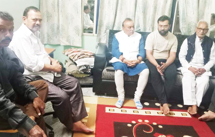 प्रदीप सोनी को श्रद्धांजलि देने पहुंचे चंद्रशेखर साहू प्रदीप सोनी को श्रद्धांजलि देने पहुंचे चंद्रशेखर साहू