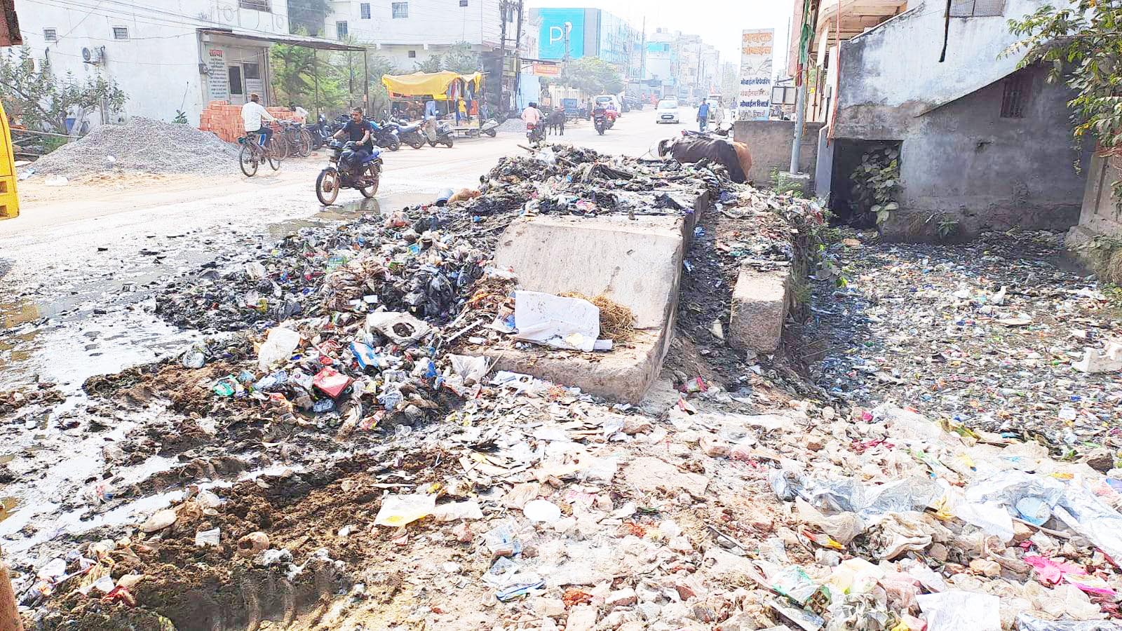 कचरे का अंबार, राहगीर परेशान