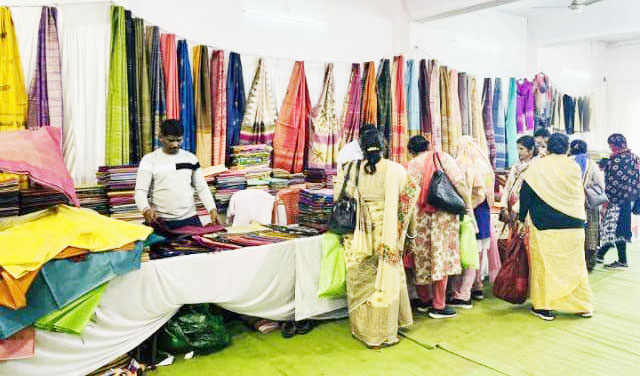 आकर्षण का केन्द्र बनी हाथकरघा वस्त्र प्रदर्शनी, 11 को समापन