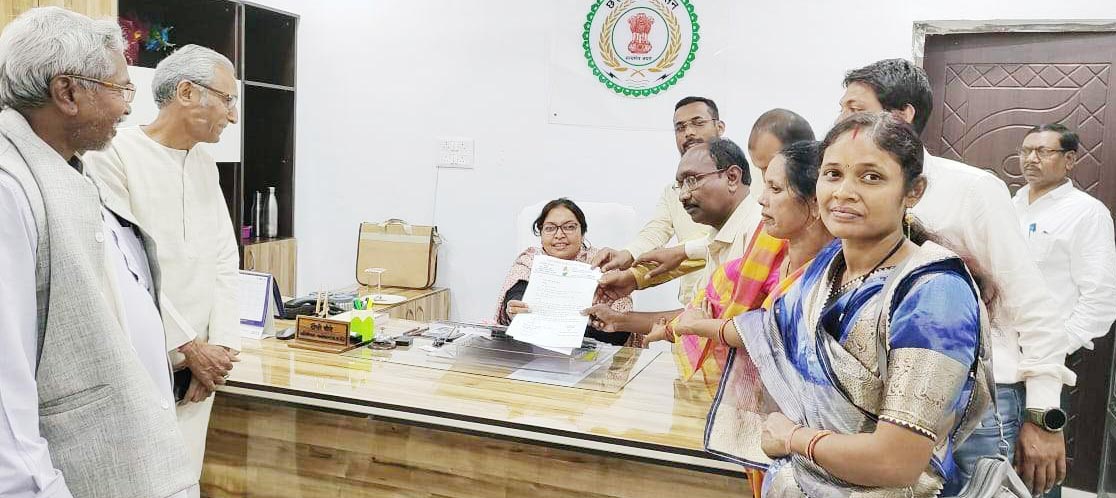 जिला कांग्रेस कमेटी ने असम सीएम को हटाने राष्ट्रपति के नाम सौंपा ज्ञापन