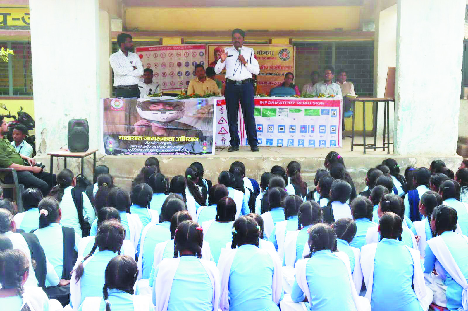 यातायात पुलिस ने दी विद्यार्थियों को ट्रैफिक नियमों की जानकारी यातायात पुलिस ने दी विद्यार्थियों को ट्रैफिक नियमों की जानकारी
