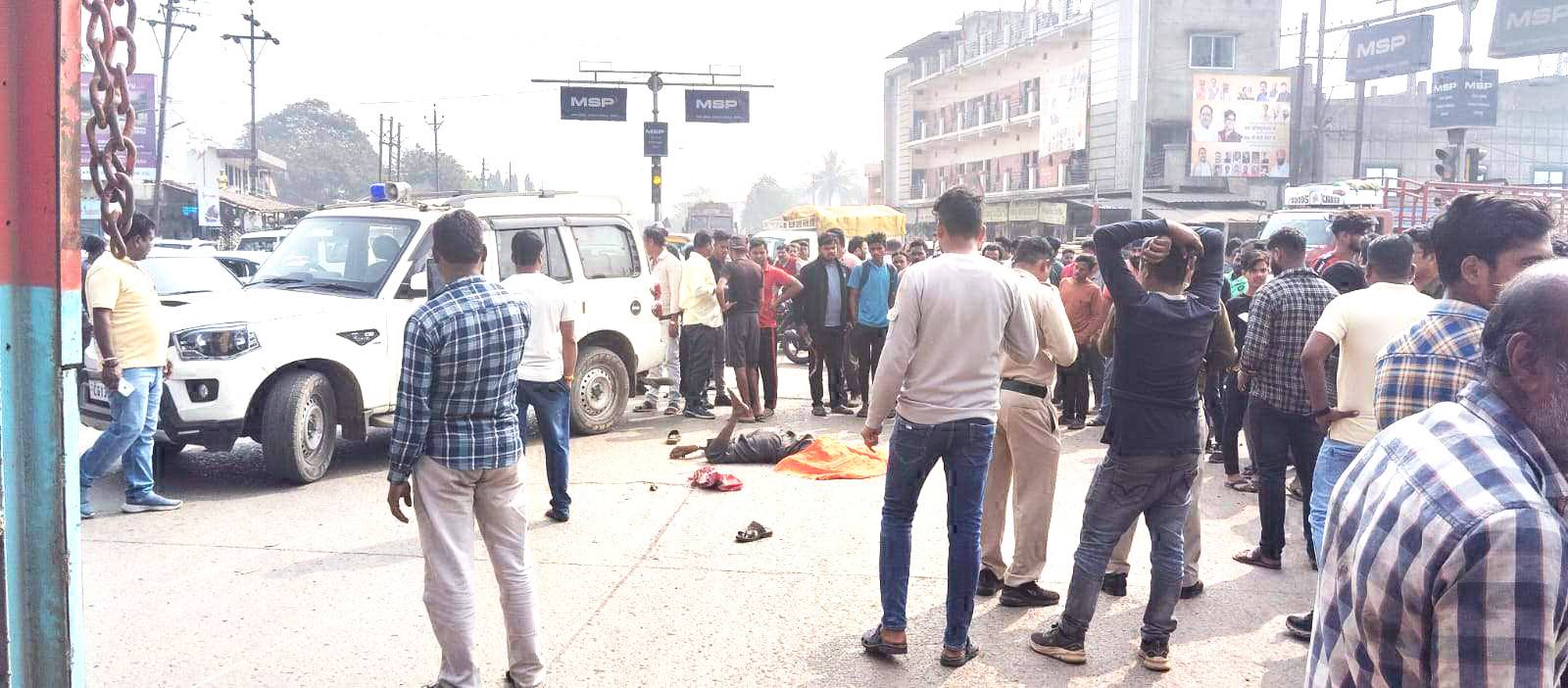 ट्रक ने बाइक सवार बुजुर्ग को कुचला, साथी घायल ट्रक ने बाइक सवार बुजुर्ग को कुचला, साथी घायल