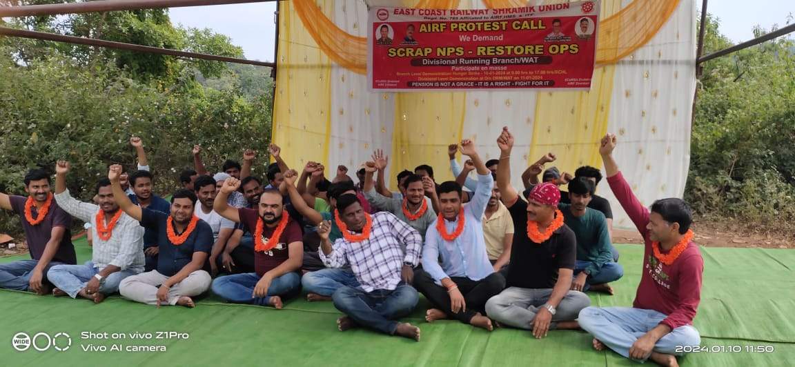 नई पेंशन स्कीम के विरोध में रेलकर्मियों ने की भूख हड़ताल
