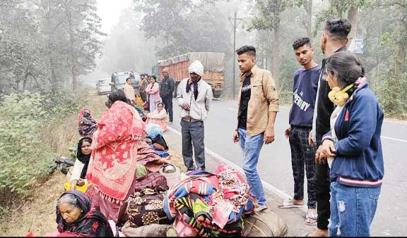 दुर्ग से अयोध्या जा रही बस पलटी, 15 तीर्थयात्री जख्मी