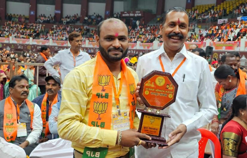 विधायक को गृह वार्ड में मिली लीड, बूथ अध्यक्ष सम्मानित