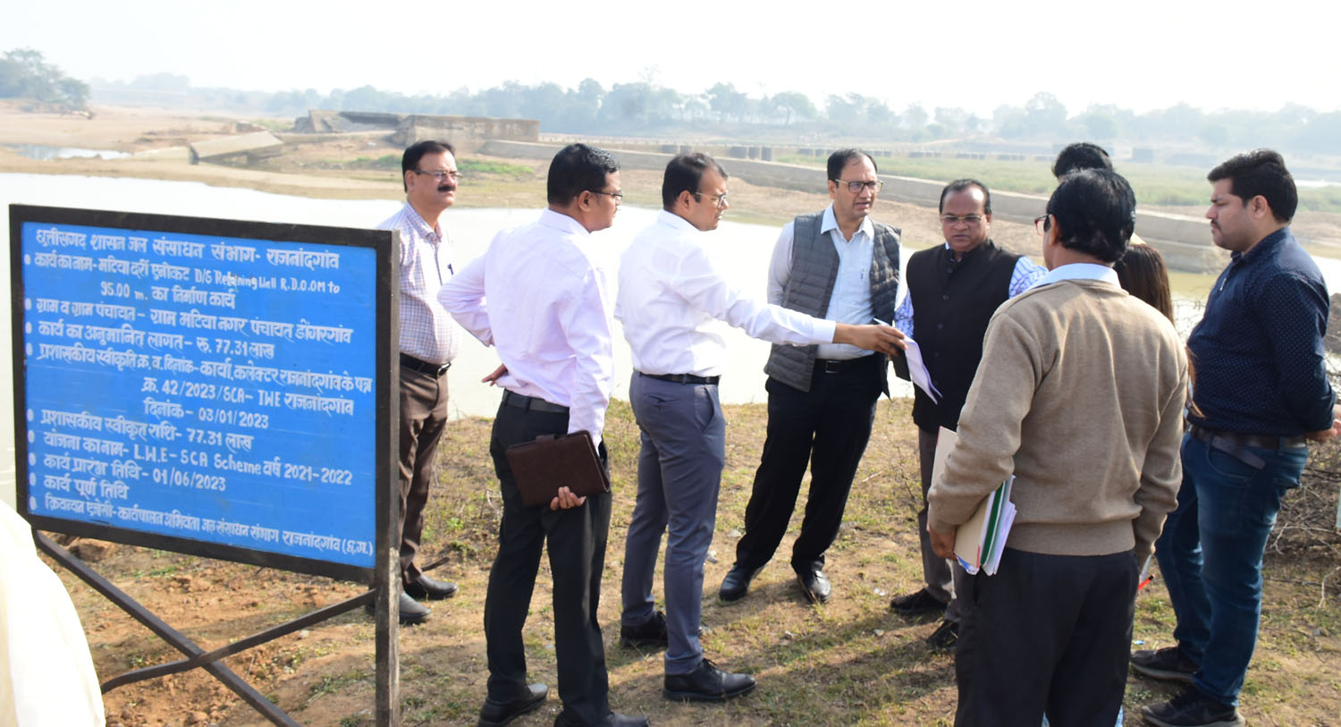 गर्मी में पानी की किल्लत से निपटने कलेक्टर ने अफसरों संग किया एनीकट-इंटेकवेल का दौरा