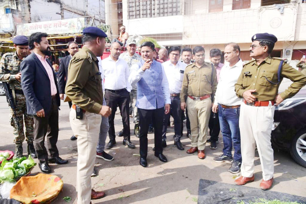 कलेक्टर-एसपी ने दो घंटे पैदल चल देखी शहर की ट्रैफिक व्यवस्था में खामी  