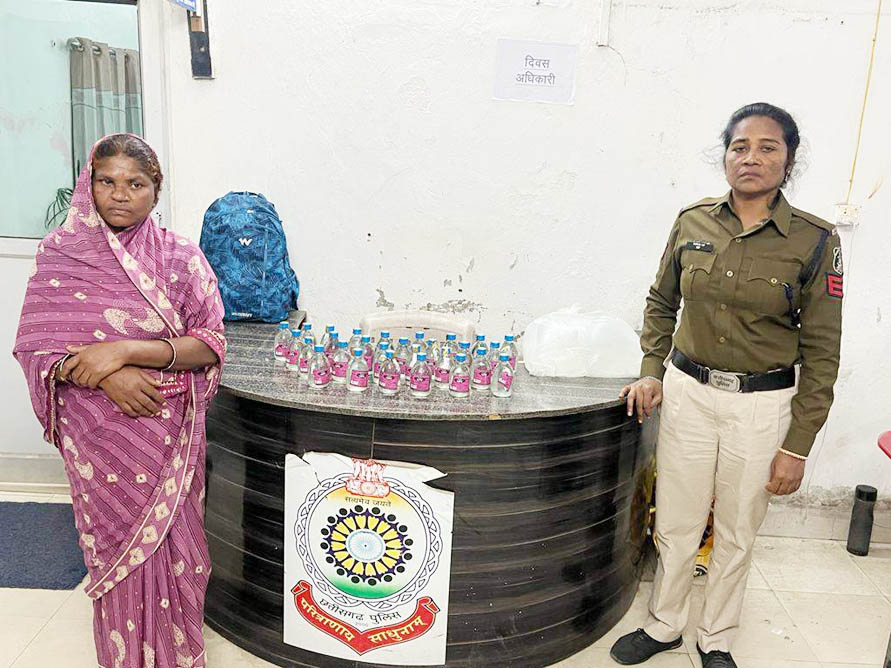 महिला से महुआ शराब जब्त महिला से महुआ शराब जब्त