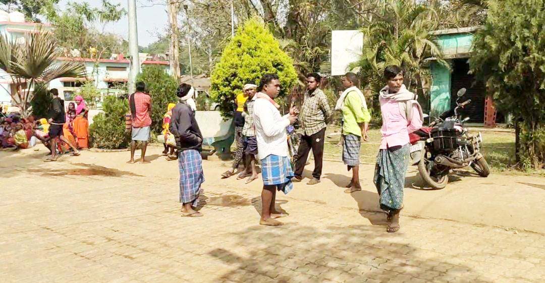 मेला से लौटते पेड़ से बाइक टकराई, 3 मौतें