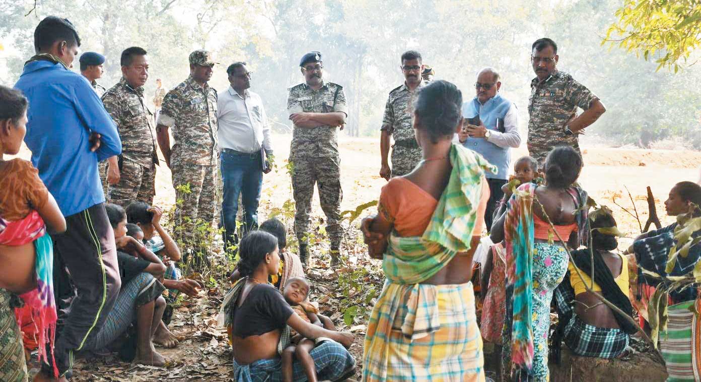 आईजी अफसरों संग पहुंचे पुसनार-कावडग़ांव, ग्रामीणों से चर्चा