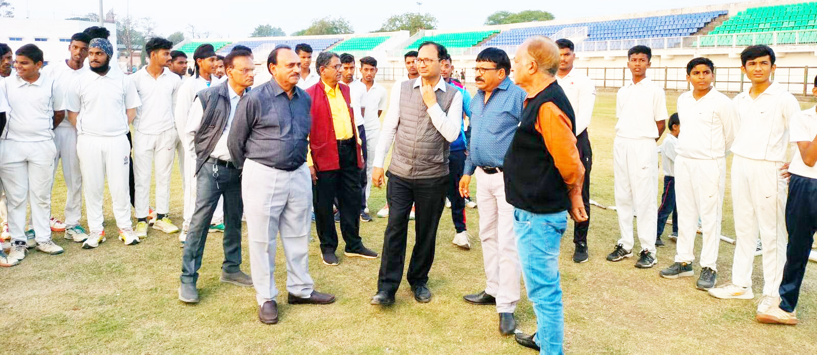 जिलाधीश ने किया स्टेडियम का निरीक्षण जिलाधीश ने किया स्टेडियम का निरीक्षण