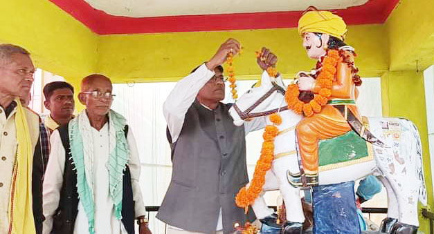 शहीद वीरनारायण सिंह  की प्रतिमा का लोकार्पण