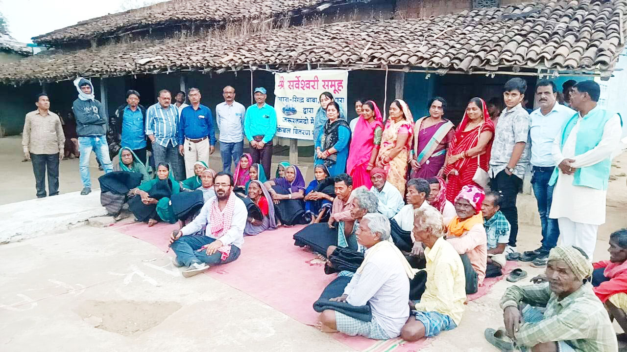 श्री सर्वेश्वरी समूह ने बांटे कम्बल