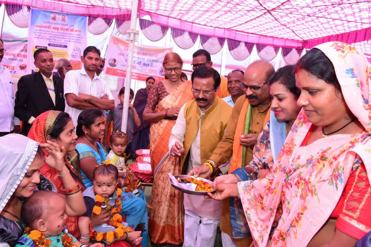 विकसित भारत संकल्प यात्रा की मोबाईल वैन ग्राम बोरी पहुंची