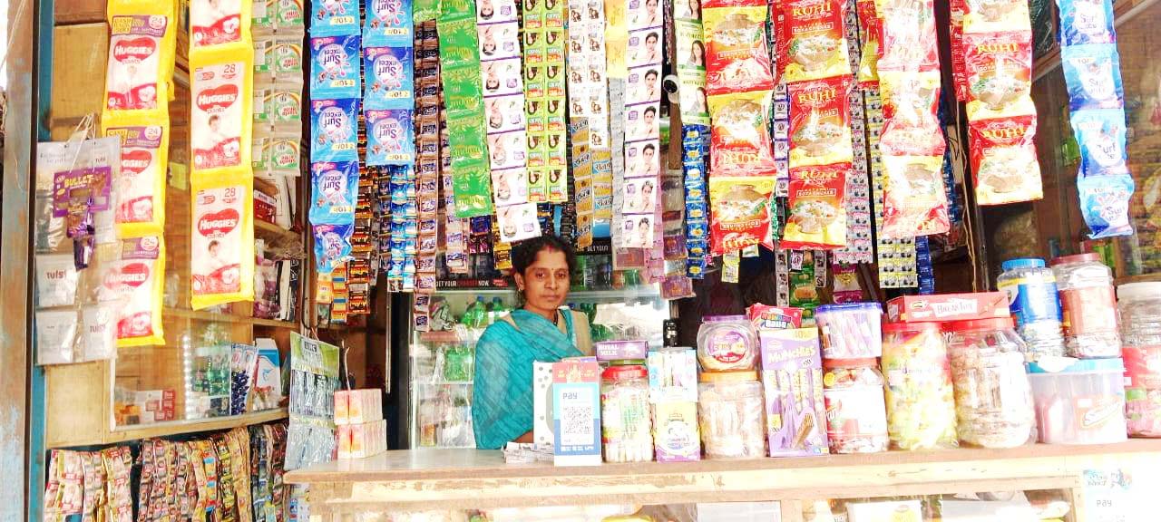 डेली नीड्स की दुकान से सुनीता की हो रही आमदनी