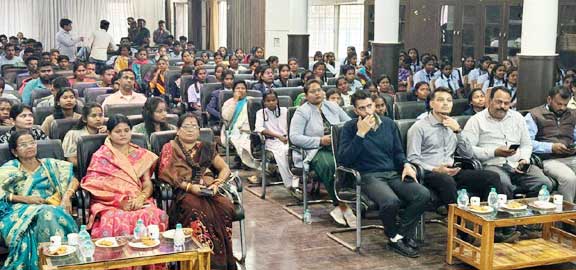 राष्ट्रीय युवा दिवस: कलेक्टर ने छात्रों से किया संवाद