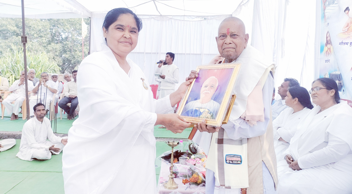 गीतापाठ व ब्रह्माकुमारियों के सम्मान के साथ शिव महापुराण कथा का समापन गीतापाठ व ब्रह्माकुमारियों के सम्मान के साथ शिव महापुराण कथा का समापन