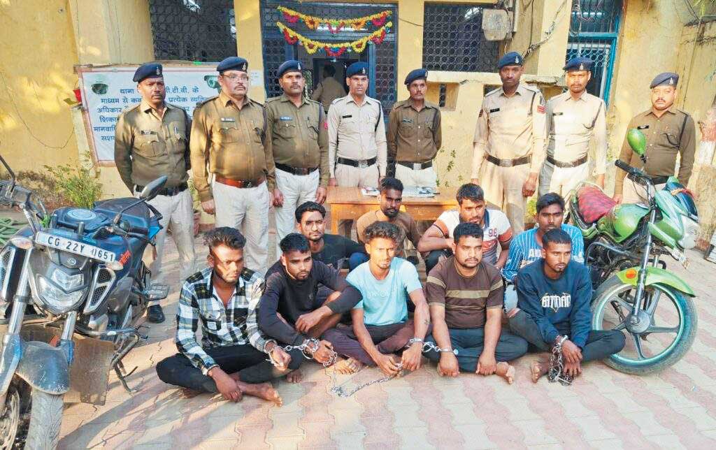 चोरी के 9 आरोपी गिरफ्तार, 8 फरार