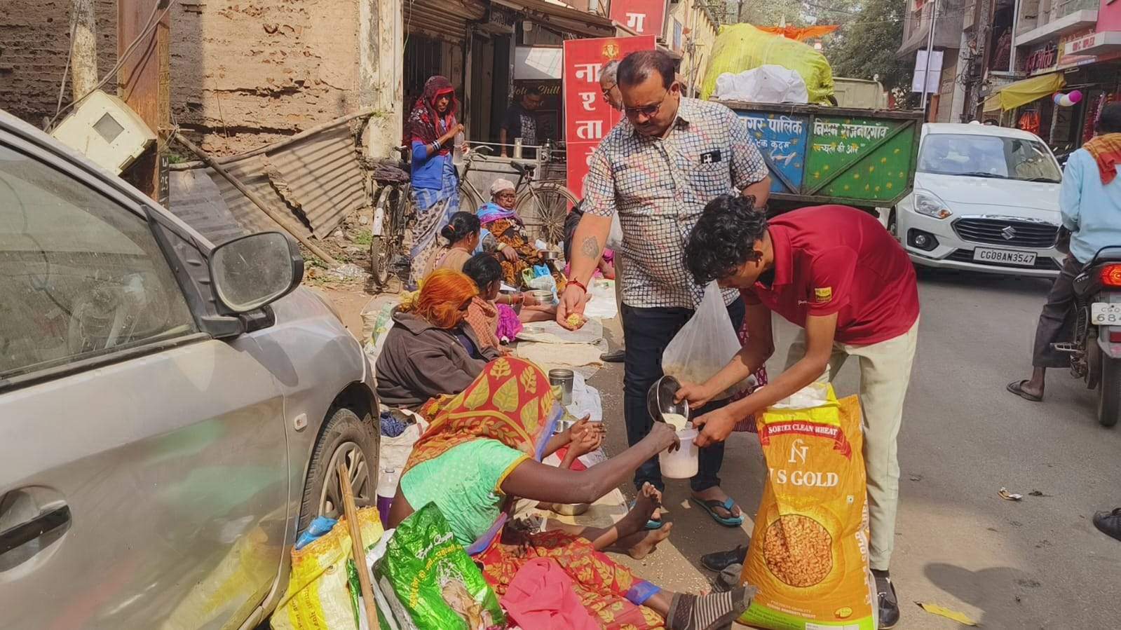 मकर संक्रांति पर मंदिरों में उमड़ी भीड़, किया दान मकर संक्रांति पर मंदिरों में उमड़ी भीड़, किया दान