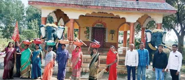 विधायक ने लोमश आश्रम में की सफाई