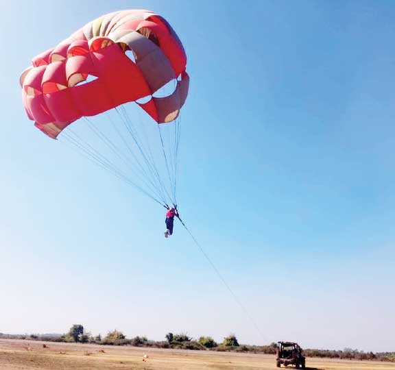 तातापानी महोत्सव में पैरासेलिंग एडवेंचर स्पोर्ट्स, लुत्फ उठा रहे लोग