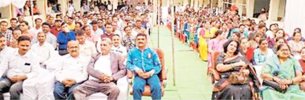 लंबे अरसे बाद मिले भूतपूर्व छात्र  पुराने दिनों की यादें हुईं ताजा 