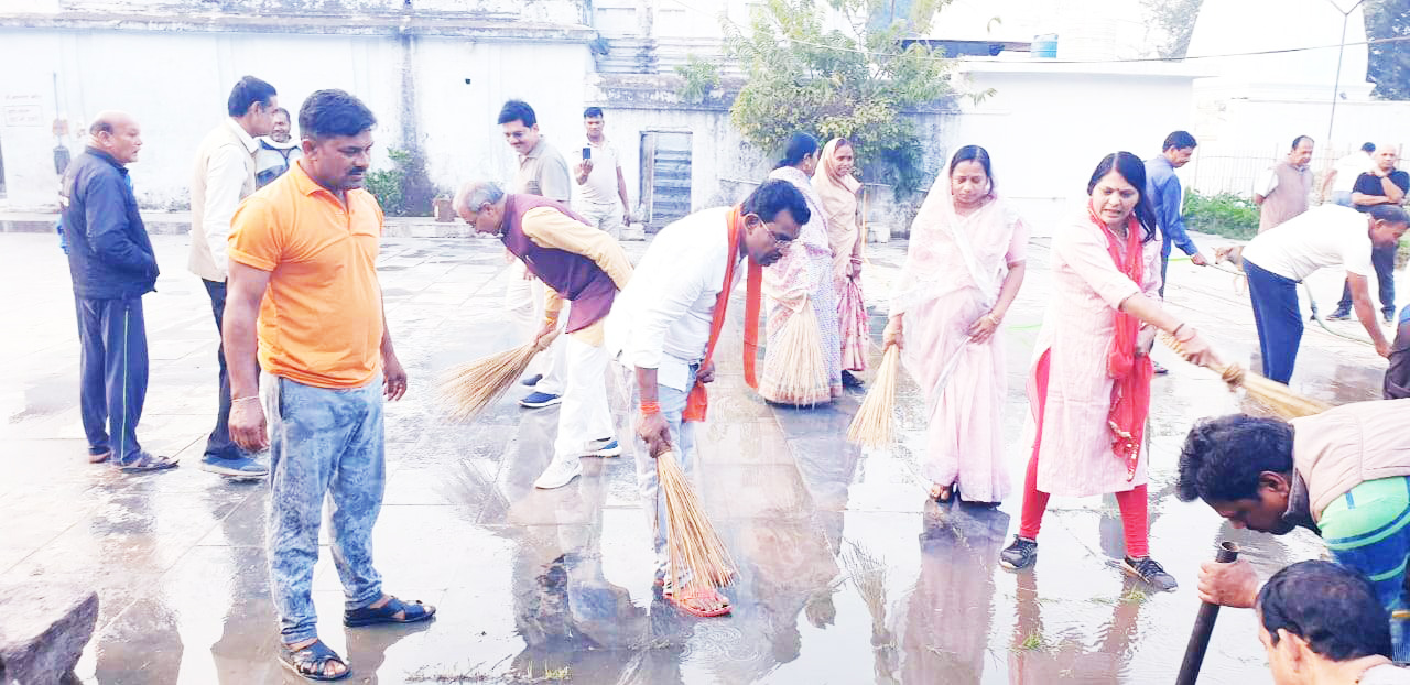 पूर्व सांसद, विधायक एवं नगर पंचायत अध्यक्ष ने चलाया झाड़ू पूर्व सांसद, विधायक एवं नगर पंचायत अध्यक्ष ने चलाया झाड़ू
