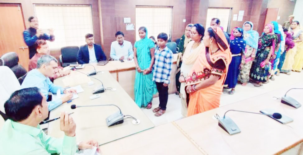 साप्ताहिक जनदर्शन में पहुँचे लोग, शिकायतों को दूर करने आवेदन