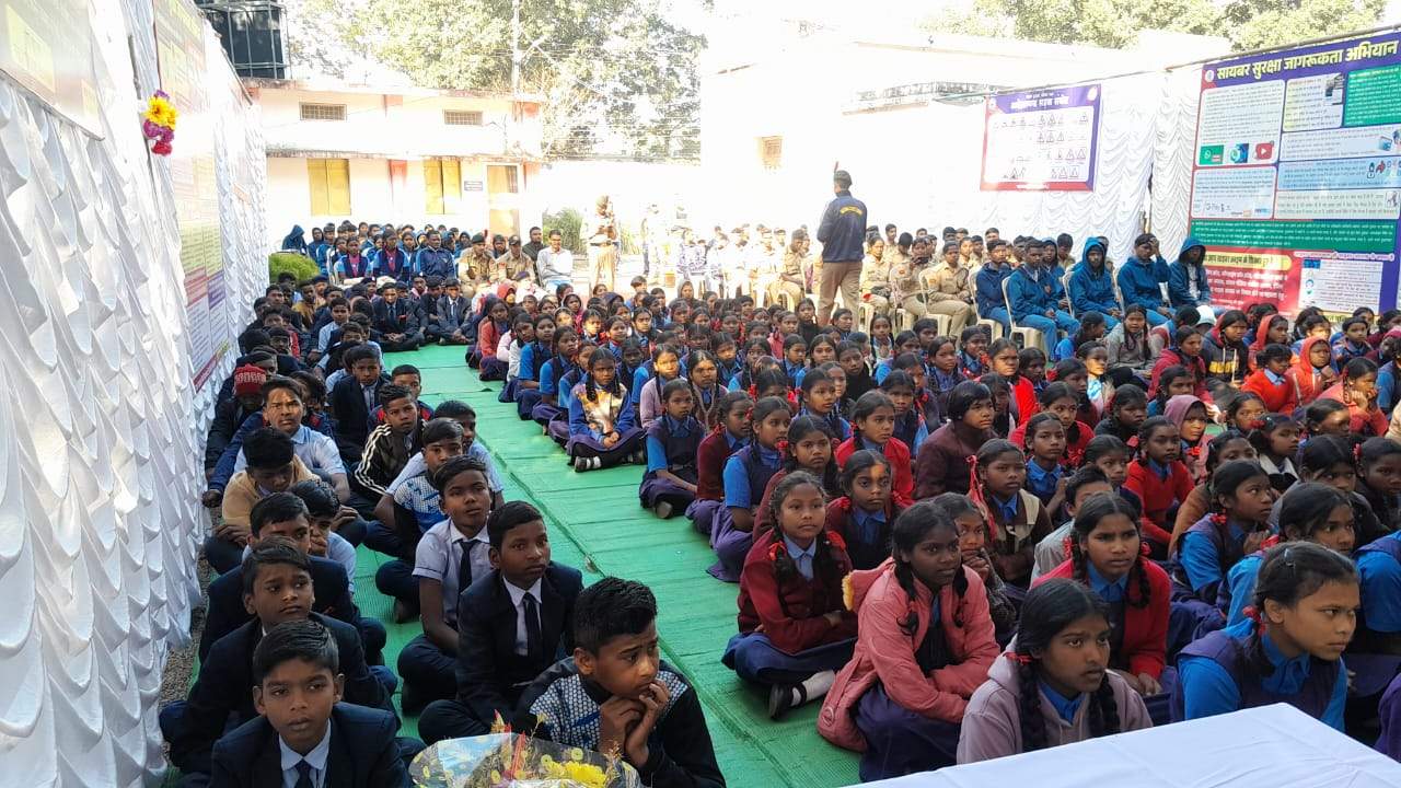 विद्यार्थियों की दी साइबर अपराध की जानकारी