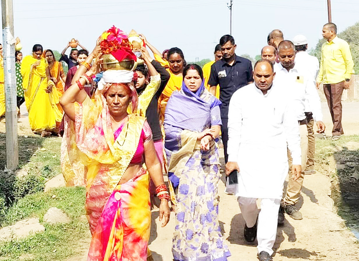 अक्षत कलश यात्रा में शामिल हुई पूर्व विधायक