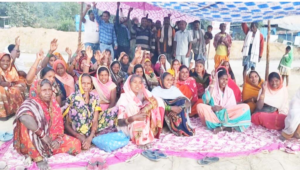 हिंडालको की मनमानी के खिलाफ हड़ताल हिंडालको की मनमानी के खिलाफ हड़ताल
